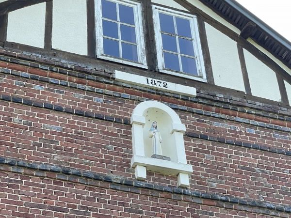 L'ancien moulin à farine Sainte-Marie a cessé son activité en 1970. La niche murale accueille, bien sûr, une statue de Marie. Les moulins voisins s'appellent moulin aux Prêtres, moulin de la Vierge.