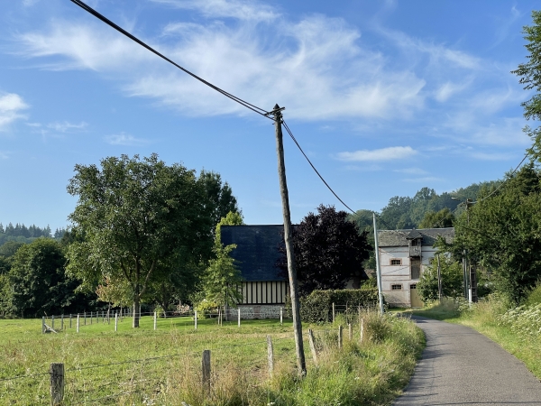Nous retrouvons la rue de la Vallée qui nous conduit vers le centre du bourg.