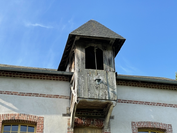 Dans ce sens, nous remarquons le monte-charge du moulin Ponchereux. On distingue même une corde au-dessus de la trappe.