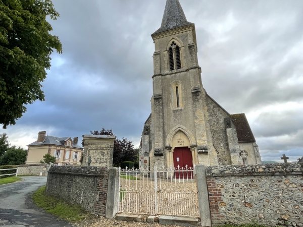 Nous sommes garés près de l'église, et partons vers le sud, rue de la Pierre Dressée.