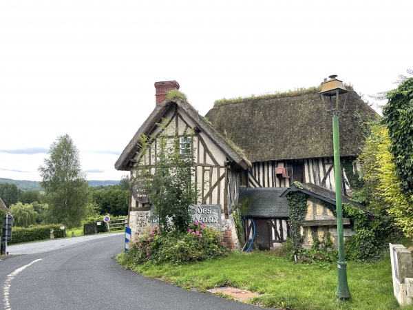 L'Auberge des Deux Tonneaux était tentante pour reprendre des forces après la rando, mais elle était fermée. Fermée un vendredi du mois d'août ?