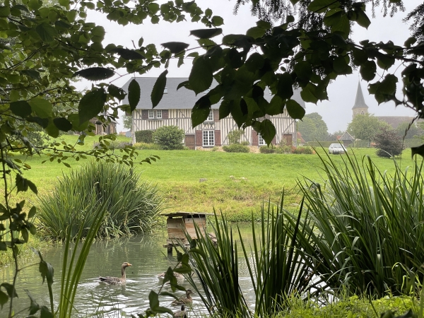 Nous voilà de retour à Pierrefitte, on distingue déjà le clocher derrière la mare et la maison.