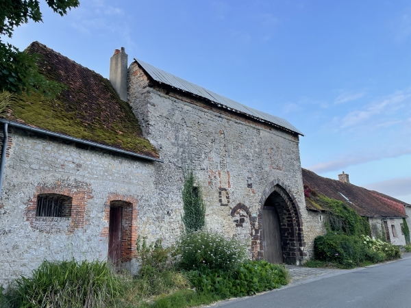 Nous sommes partis au niveau de la Voie Verte, mais il y a aussi un parking près de cette ancienne demeure seigneuriale et de son castelet d'entrée. La randonnée est ponctuée de panneaux informatifs (Cf album de photos).