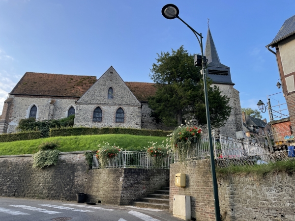 L'église Notre-Dame (XIIIe XVIIe) domine le village. Nous allons suivre l'escalier pour rejoindre le presbytère.