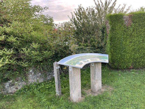 Une table d'orientation se trouve derrière l'ancien presbytère, elle est signalée sur l'itinéraire. Problème : les arbres du voisin ont poussé et la table d'orientation ne permet plus d'admirer les paysages de la boutonnière du Pays-de-Bray.