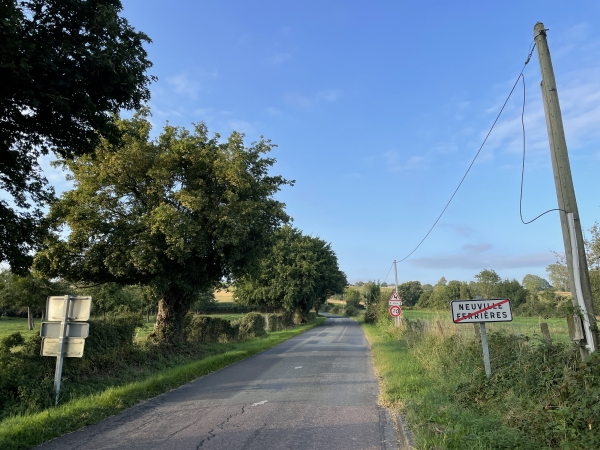 Nous suivons la D117 sur 1.8km. C'est une route calme en ce mardi matin du mois d'août, et elle offre de superbes paysages, mais ça reste une départementale...
