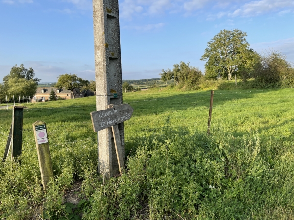 Nous quittons ici la D117 pour suivre le chemin du Mont Jean. On voit à gauche, un exemplaire des poteaux qui balisent cet itinéraire.