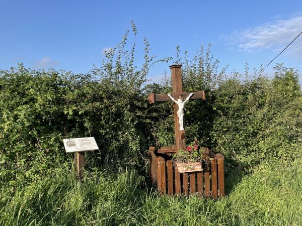 Calvaire de la Houpperie. Un plaque gravée indique qu'au pied de cette croix repose une quantité d'os humains dont l'origine reste inconnue.