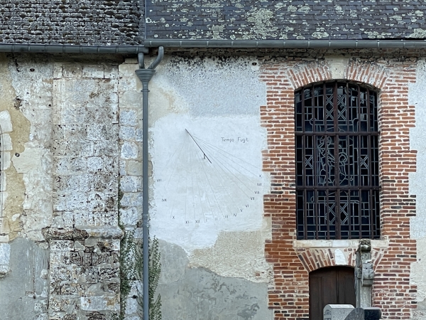 Le cadran solaire de l'église a été restauré. Tempo fugit (fugit inreparabile tempus).