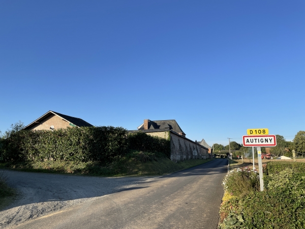 Nous entrons dans Autigny dont nous allons contourner le bourg.