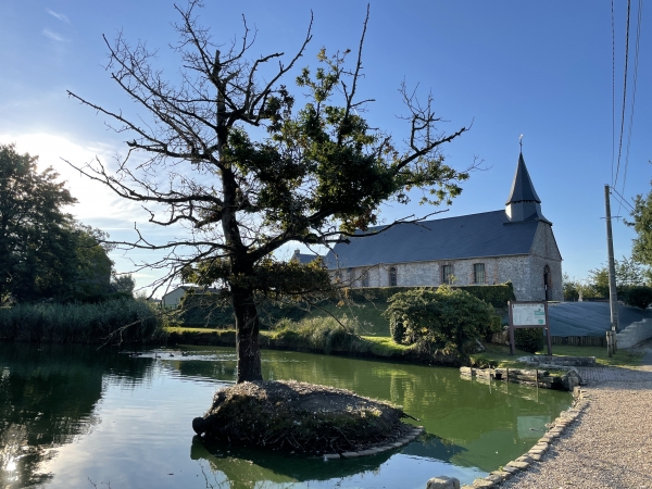 Eglise Saint-Martin d'Autigny. Son entrée est interdite au public pour des raisons de sécurité, mais un grillage permet de voir l'intérieur (photos dans l'album de la rando).