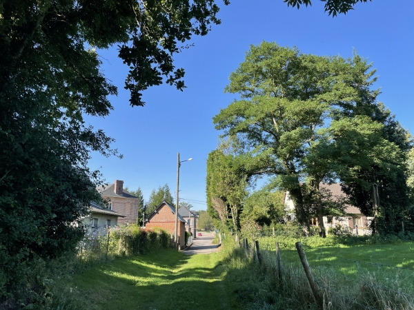 Nos chemins débouchent non loin de l'église de Crasville-la-Rocquefort.
