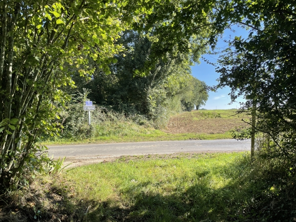 Notre dernier chemin débouche à l'entrée de La Chapelle-Hareng.