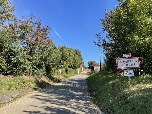 Nous entrons dans le Plessis-Hébert par le C29.