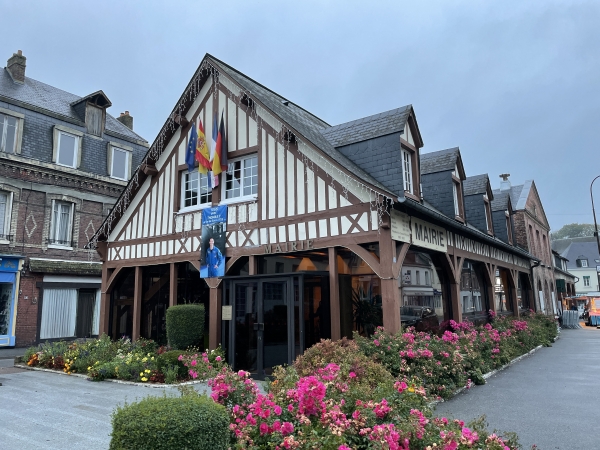 Nous partons de la place de la République, et longeons les halles dont il subsiste encore une partie, accolée à la mairie.