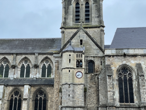 Nous marchons au pied de la collégiale Notre-Dame (XIe), dont on peut voir les fameux jacquemarts en bois polychrome du XVIIIe siècle : Houzou Bénard et Paquet Sivière.