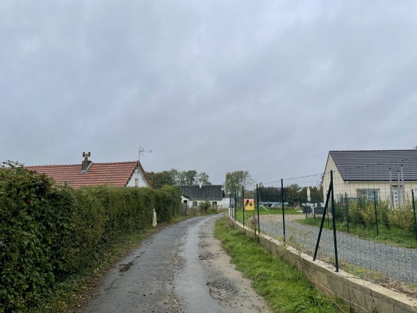 A l'entrée de Notre-Dame-du-Parc, nous tournons dans l'impasse de l'église, isolée du bourg.