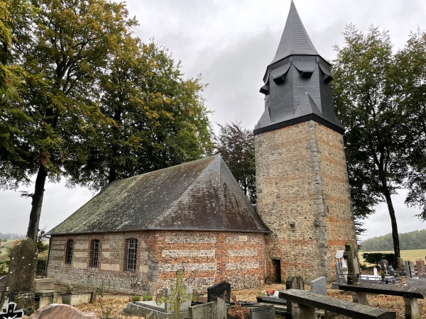 Et voilà la petite église Notre-Dame. Une aire de pique-nique est aménagée à proximité de l'église.