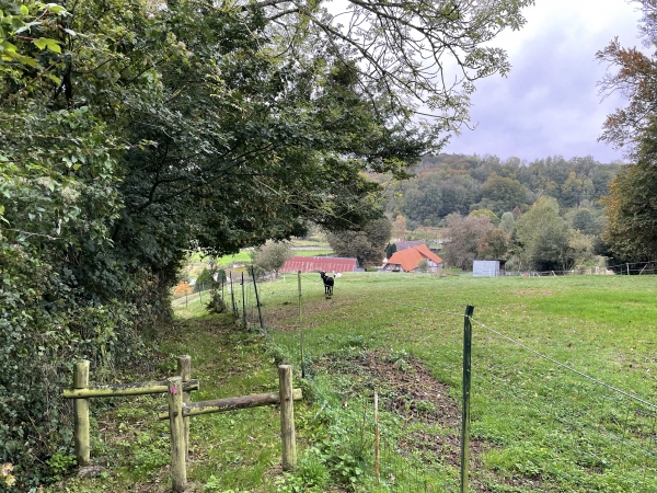 De l'église, nous descendons vers la vallée de la Scie. Nous dominons le hameau du Pont Rouge, qui avec celui de Corbière ont donné leur nom à ce circuit.
