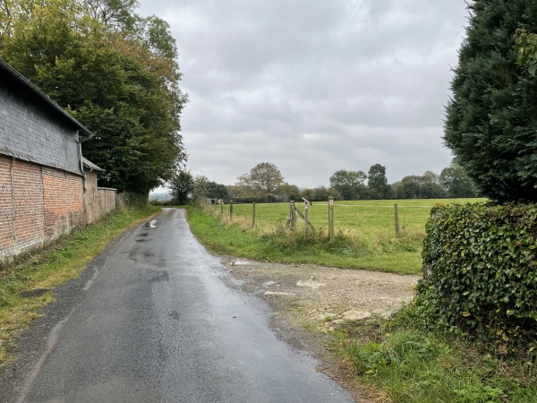 Nous voilà au hameau de Ste-Catherine, nous tournons à droite pour descendre vers Auffay.