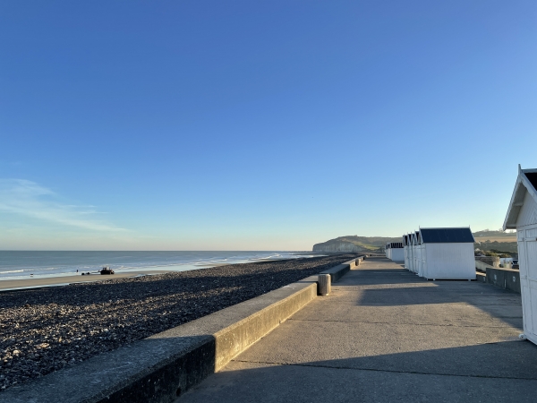Nous sommes garés sur le parking, rue de la Saâne, et rejoignons la plage de Quiberville. Nous sommes au mois d'octobre et les cabines sont en cours de démontage.