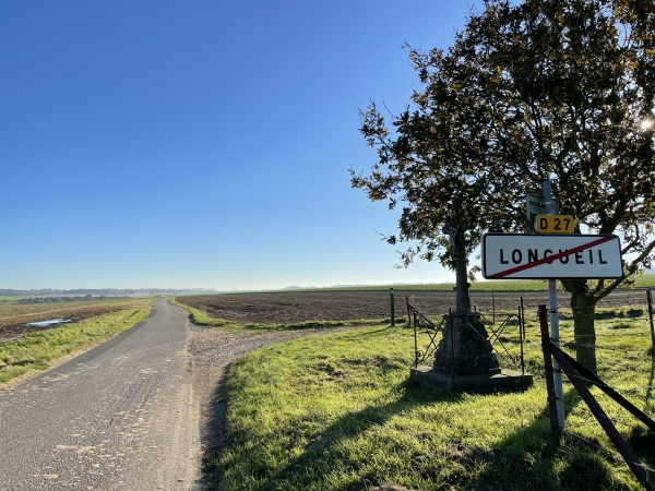 Nous traversons le Haut de Longueil sur la D27 et la quittons ici à droite, au calvaire.