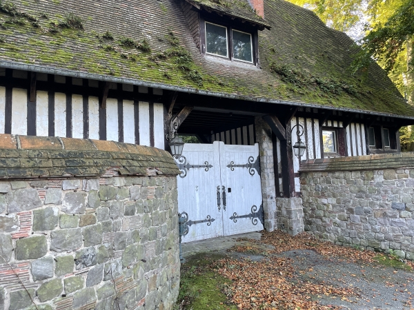 Nous entrons dans le bourg de Longueil en longeant le château Nobel dont voici l'entrée. Ce manoir a été construit en 1920 par le neveu du chimiste Alfred Nobel.