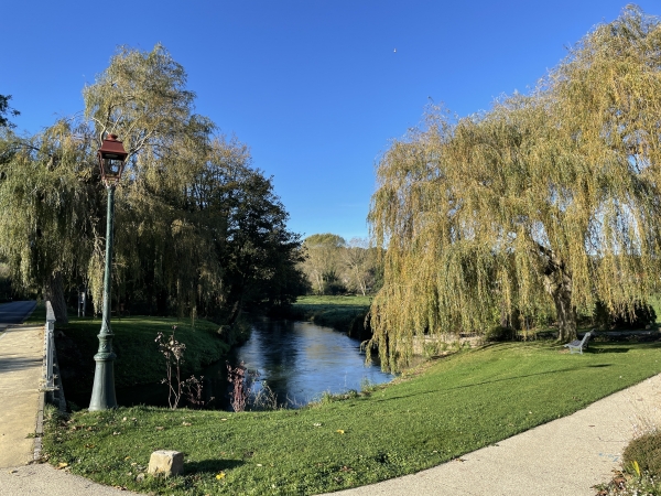 Dans Longueil, nous retrouvons la Saâne, et suivons le chemin qui a été aménagé le long de la rivière jusqu'à la mairie.