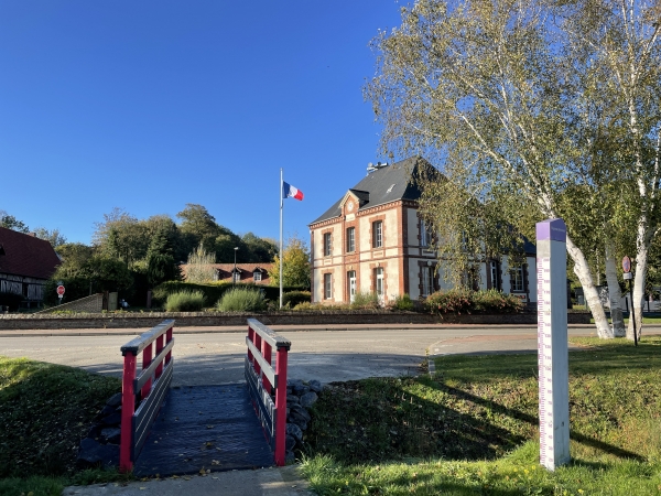 Le chemin débouche devant la mairie de Longueil.
