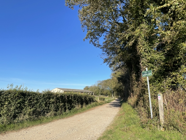 Nous montons la cavée des Arghelles, puis suivons le chemin du Moulin à Vent.