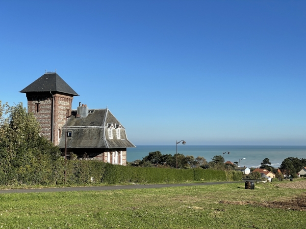 Nous voilà sur les hauteurs de Quiberville, avec ses villas Belle Epoque, nous allons descendre vers la plage en suivant les petites rues.