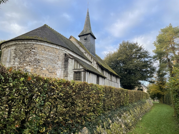 Nous descendons dans la vallée à St-Germain-de-Pasquier, village connu pour posséder la plus petite mairie de France. Nous longeons l'église Saint-Germain.