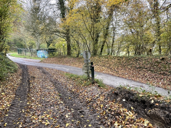 Nous quittons le chemin et prenons à droite la rue à l'Eau.