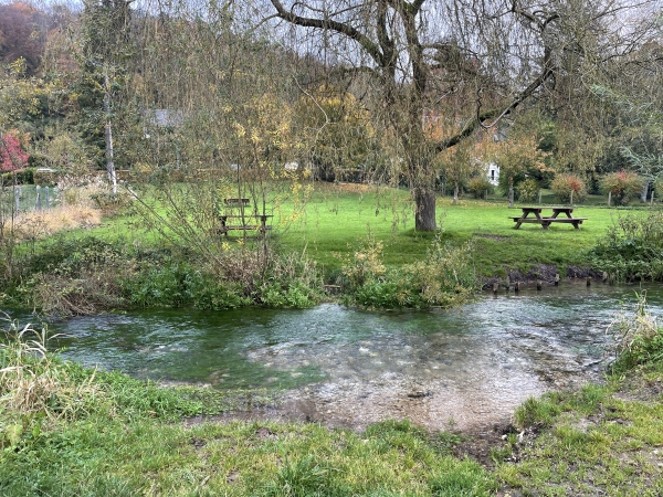 Nous arrivons sur berge de la rivière Sainte-Gertrude, avec son aire de pique-nique.