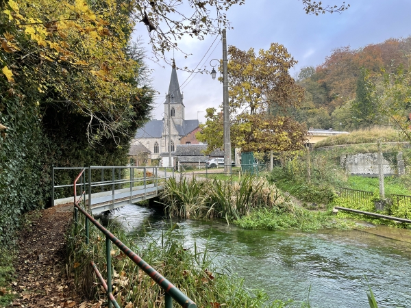 Une passerelle permet de traverser la rivière pour rejoindre le bourg.