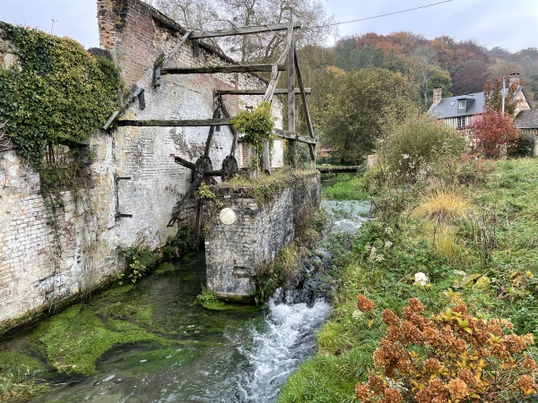 Le vieux moulin est, à chacun de nos passages ici, de plus en plus délabré...