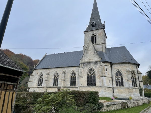 Nous longeons l'église Sainte-Gertrude, pour continuer en face sur le chemin de la Boutille (qui est une rue).