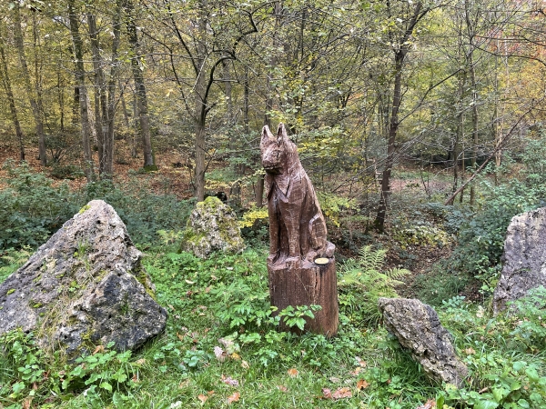 Statue de bois au carrefour des quatre chemins.