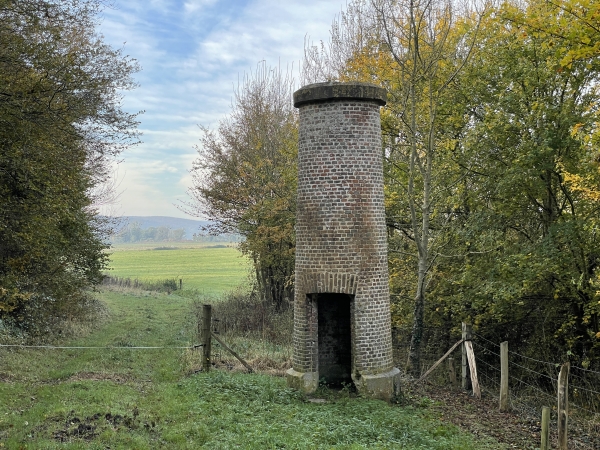 Au bord de la route d'Aizier, se trouve le phare de la Neuville, construit en 1842 pour guider les navires sur la Seine. Les travaux d'endiguements de la Seine ont éloigné le phare de la rivière et amélioré la sécurité des navires, rendant le phare inutile.