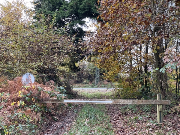 Nous arrivons à la rue de la Maison Forestière, nous allons suivre sur la gauche.