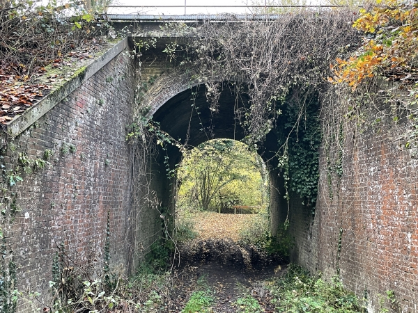 Nous passons sous la voie ferrée, et après le pont nous tournerons à gauche, vers l'ouest.