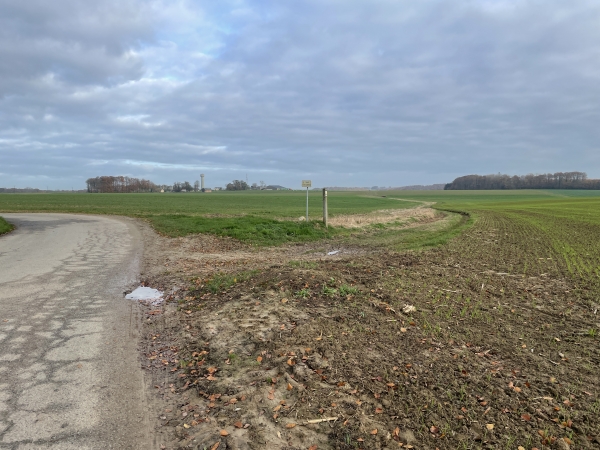 Surprise : un chemin ! Il va nous permettre de rejoindre la D69 pour entrer dans Valmont. Pour ce qui est du paysage, c'est le même...