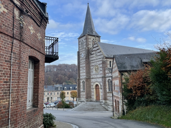 Eglise Saint-Nicolas de Valmont. Derrière, on voit déjà la place de la mairie où nous sommes garés.