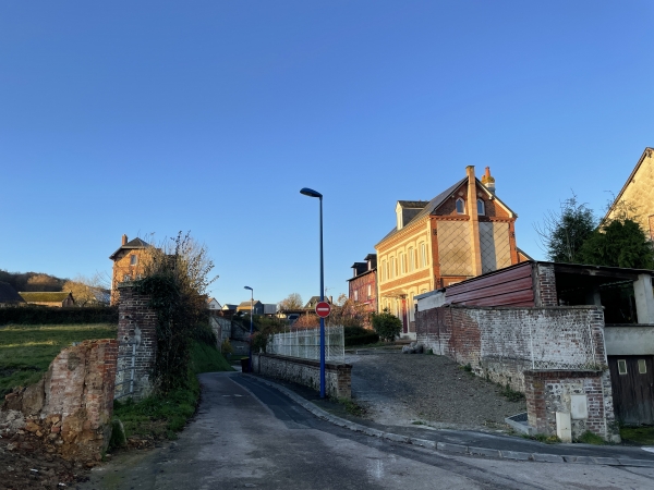 Nous quittons le parking du stade, traversons le Cailly et suivons la rue du Mont Grémont pour sortir du bourg.