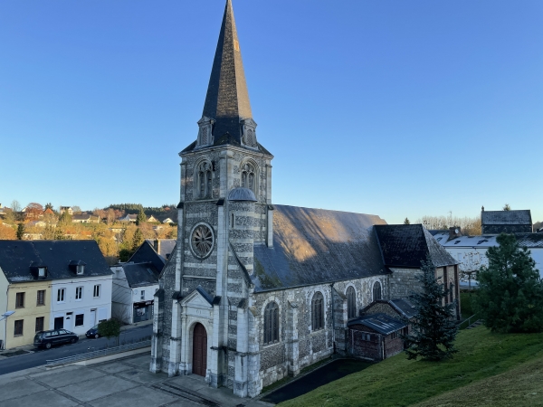 Nous passons au-dessus de l'église ND-de-l'Assomption et la rue Edouard Delamare Deboutteville (industriel, érudit et mécène; pionnier de l'automobile). Quelques chapiteaux romans datent du Xème siècle. L'église a été restaurée au XIXème siècle.