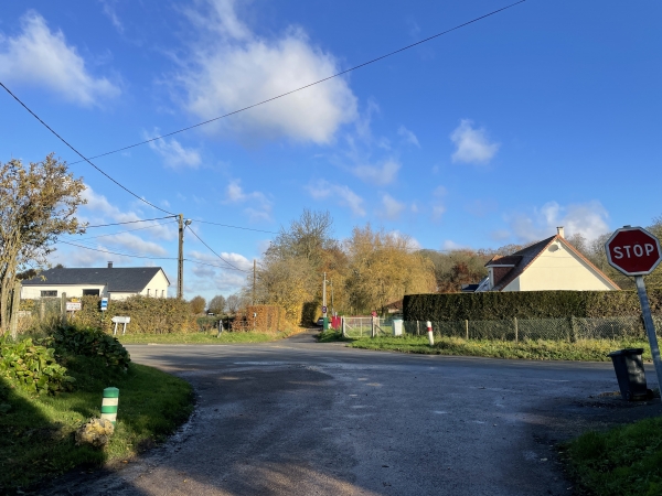 Nous rejoignons le GR25 à St-Georges-sur-Fontaine. Nous allons le suivre ici à gauche dans la rue du Bout d'Amont, avant de rejoindre rapidement le chemin des Chasse-Marée.