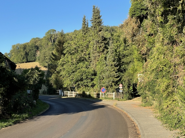 A la sortie du bourg, je vais prendre à droite le chemin de la Broche des Bois dont on devine l'entrée.