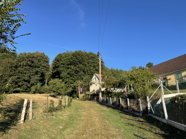 Le chemin monte vers le Mont les Mares.
