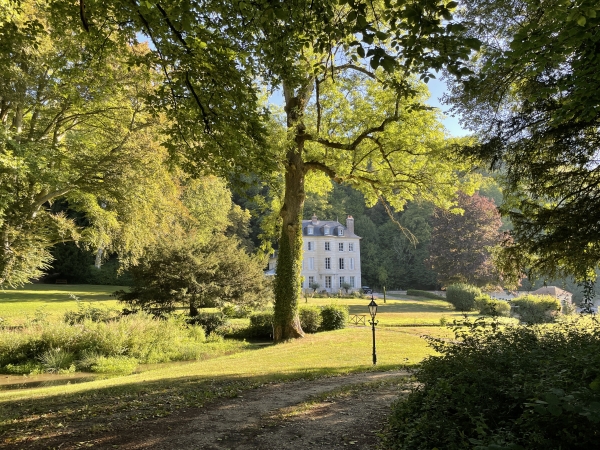 Cette belle maison, appelée château des Préaux, est construite sur l'ancienne abbaye Saint-Léger, le long du Ruisseau des Moines. Il reste des ruines de l'ancienne abbaye à l'est de la propriété.