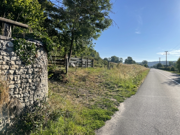 Je suis la D139 et tourne ici à gauche pour suivre la Sente Saint-Michel.